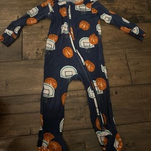 Posh Peanut limited edition basketball footed pajamas 18-24 months (normal wear)